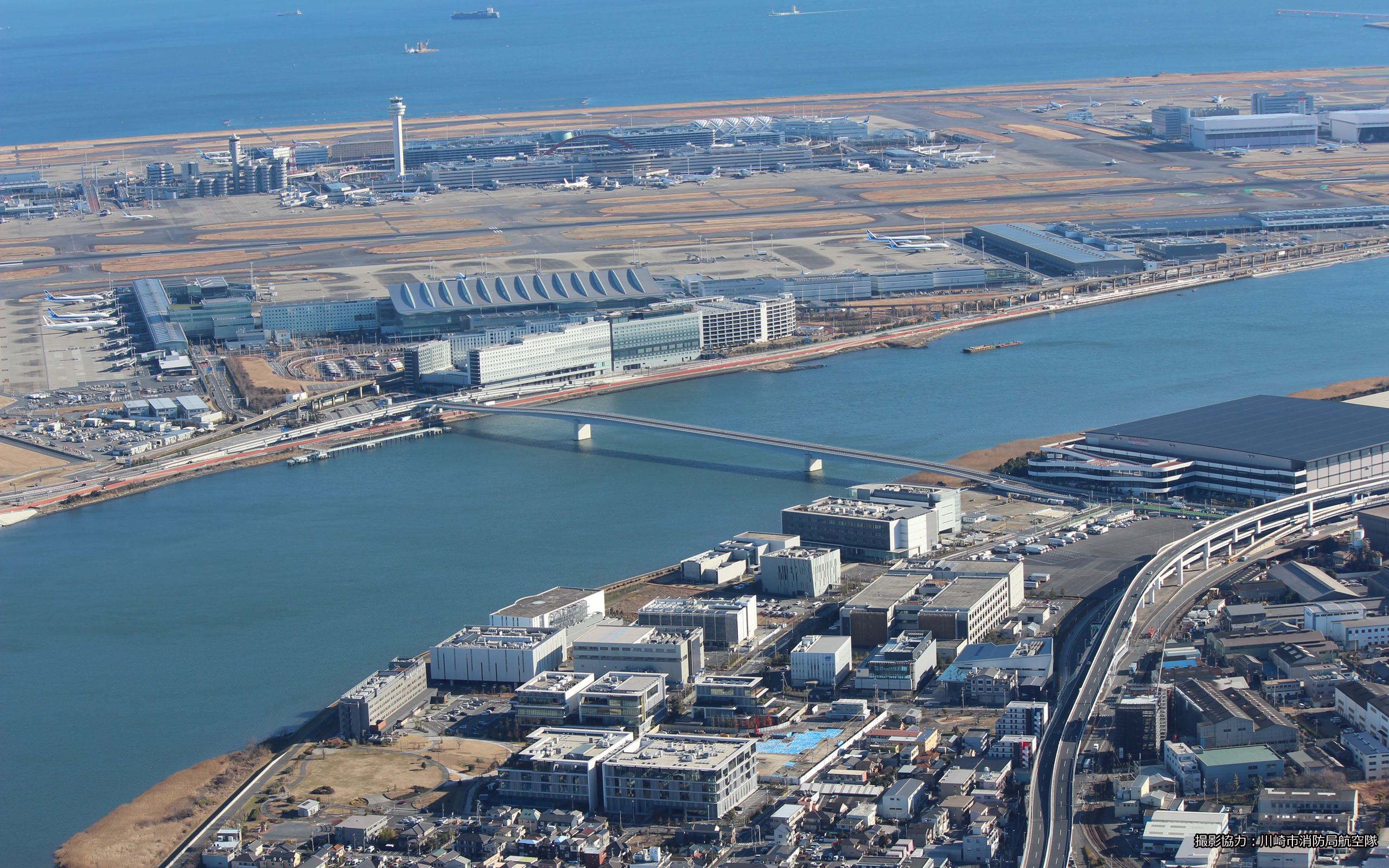 キングスカイフロント（手前）と羽田空港（撮影協力：川崎市消防局航空隊）